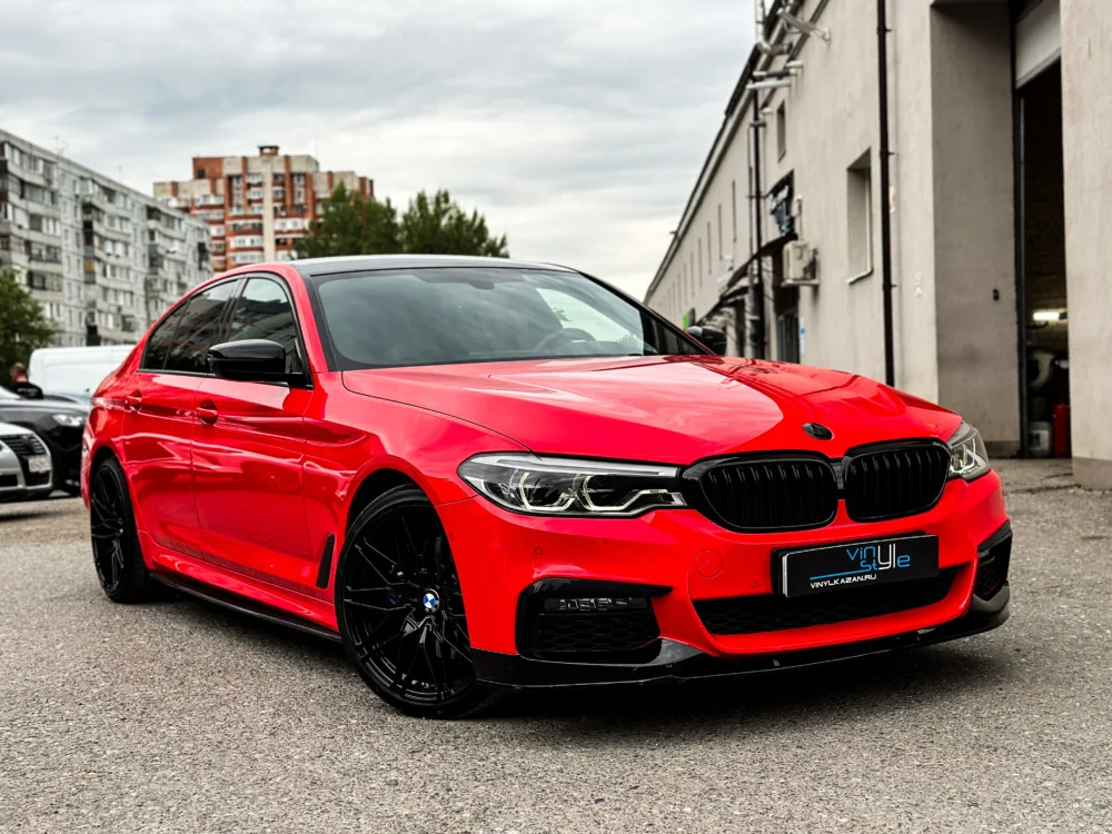 Красный автомобиль BMW у студии Vinyl Style