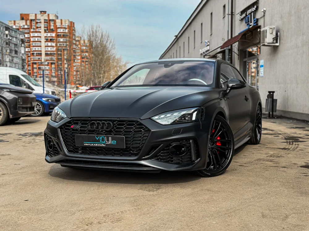 Автомобиль Audi у студии Vinyl Style
