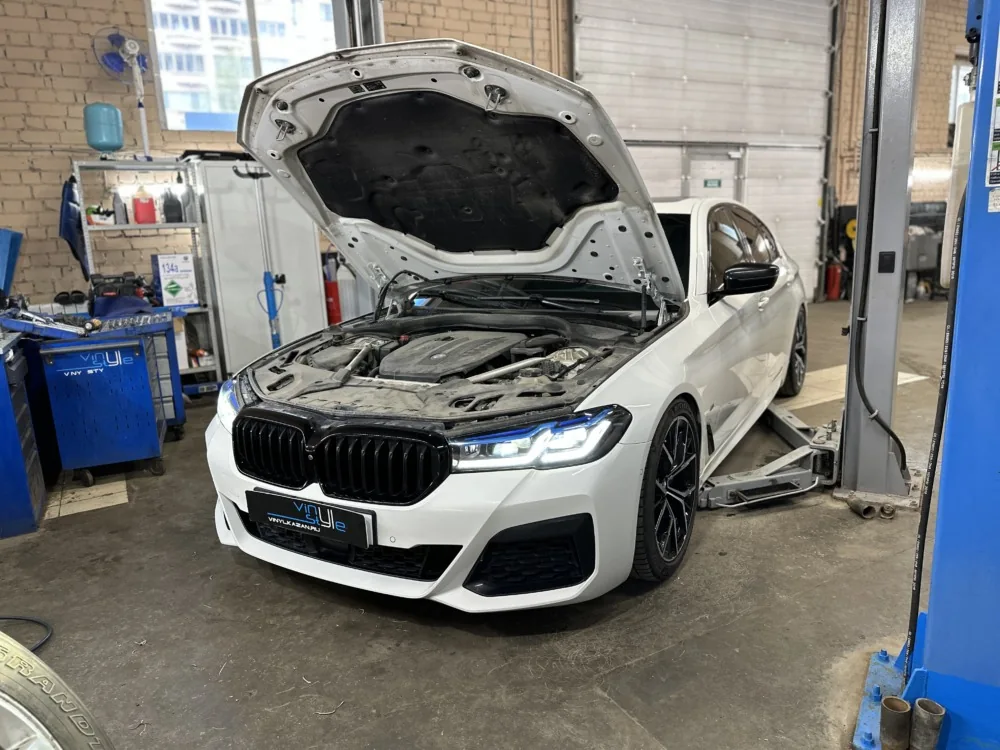 Автомобиль с открытым капотом в мастерской