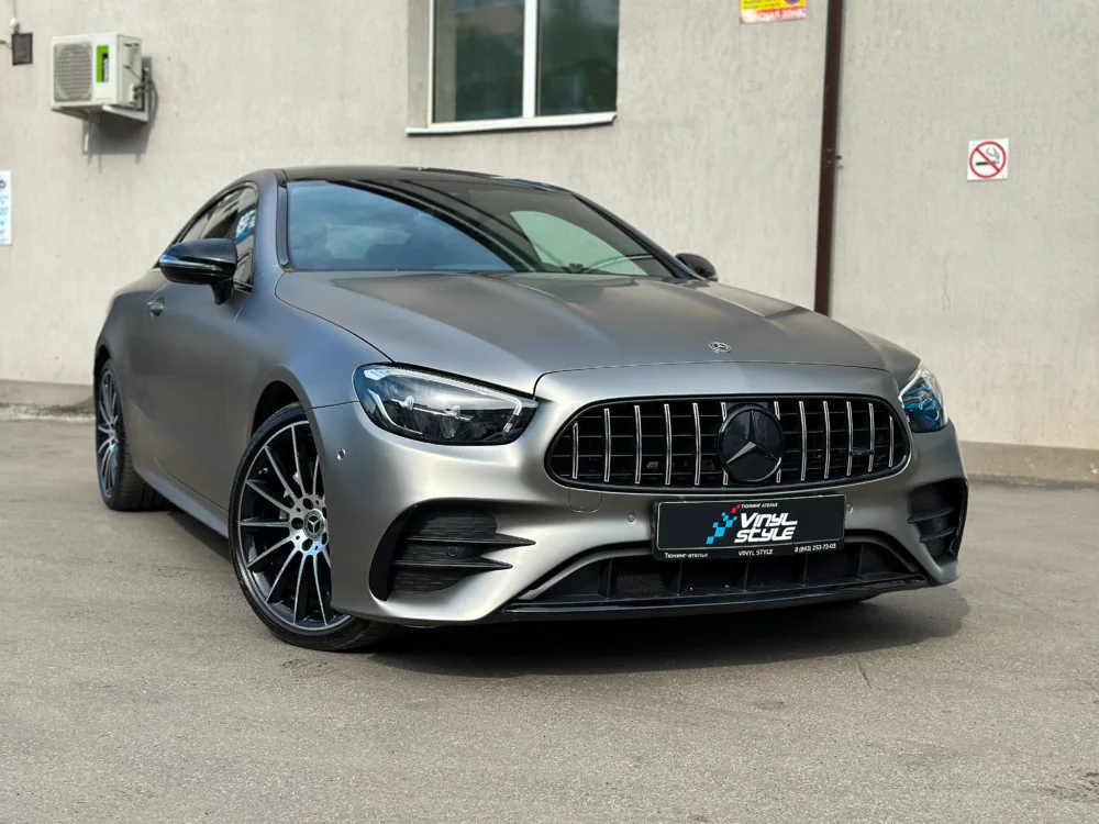 Автомобиль Mercedes у студии Vinyl Style