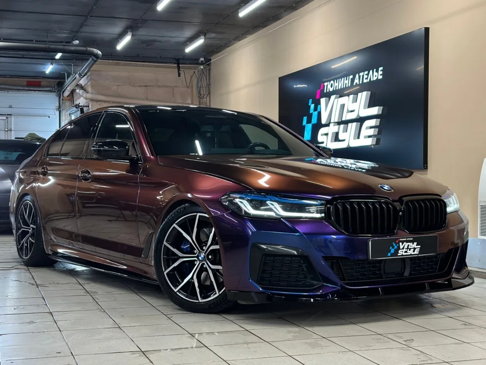 Автомобиль BMW у входа в студию