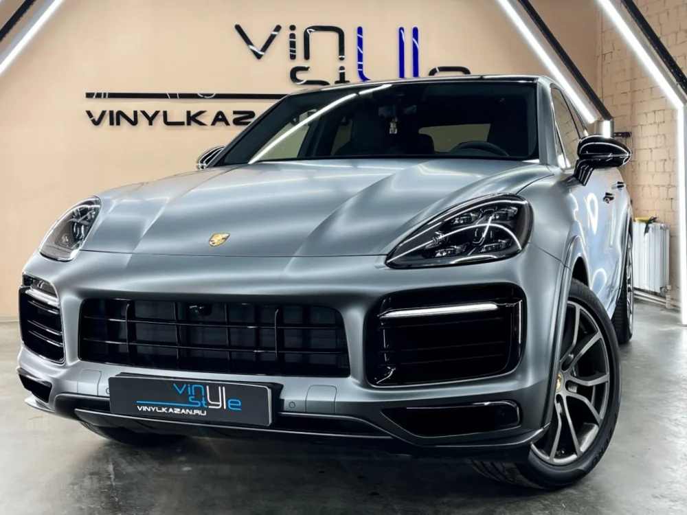 Автомобиль Porsche у студии Vinyl Style