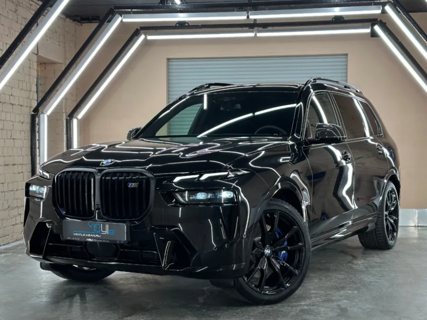 Чёрный автомобиль BMW у студии Vinyl Style