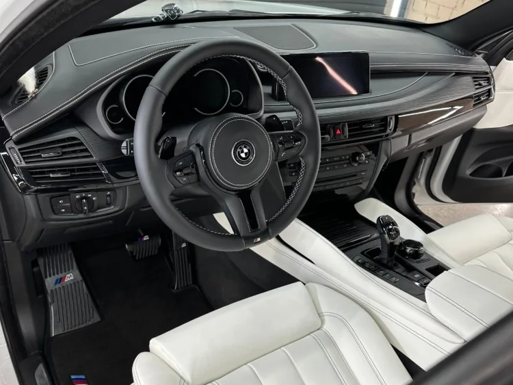 Светлый кожаный салон автомобиля BMW