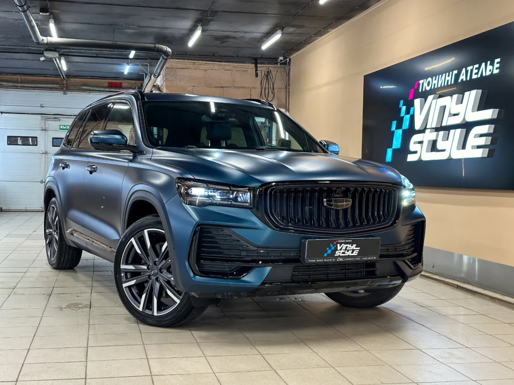 Автомобиль BMW у студии Vinyl Style