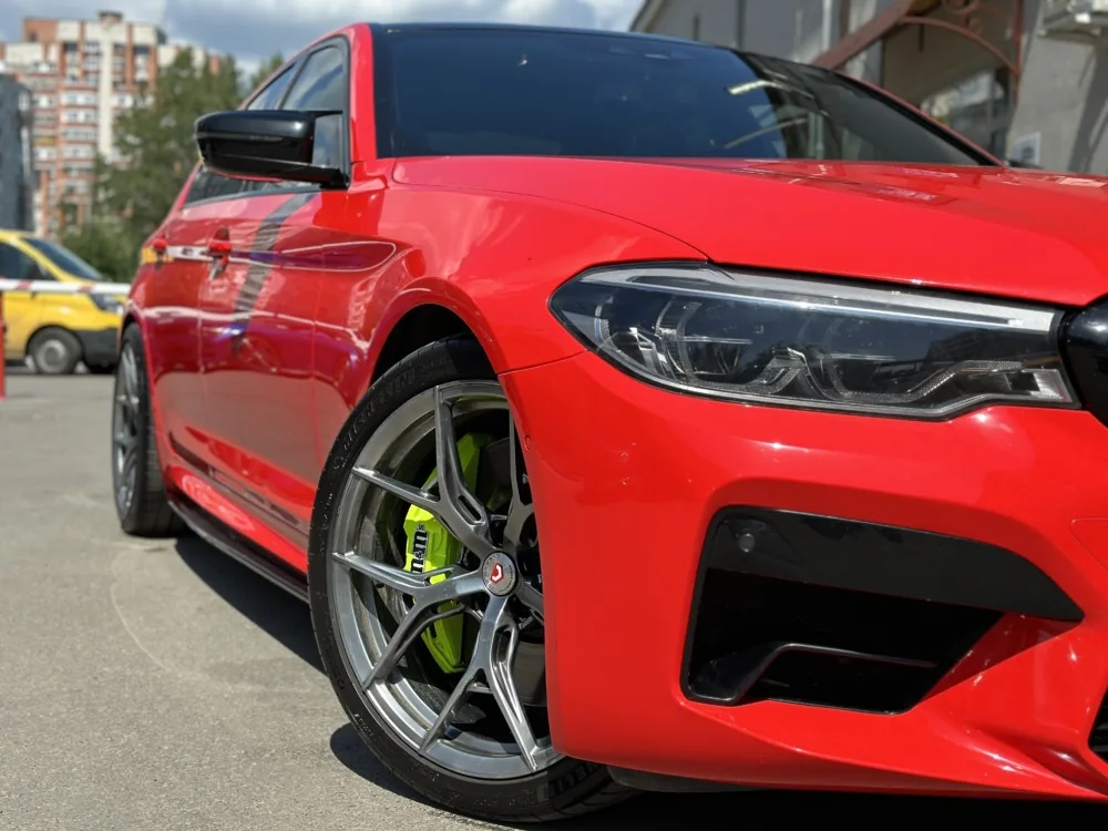 Красный автомобиль после работ в Vinyl Style