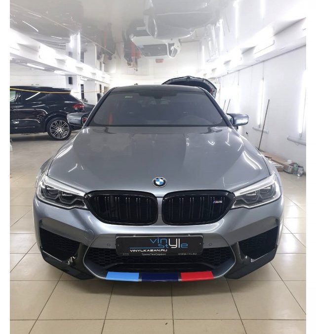 Оклейка крыши автомобиля и нанесение полос на кузов автомобиля BMW 3 серии