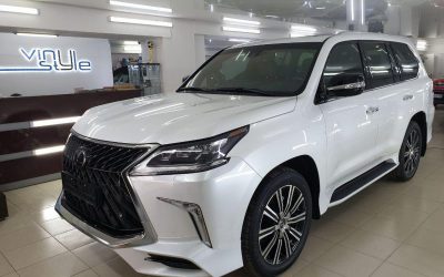 Автомобиль Lexus LX570 на комплексе работ