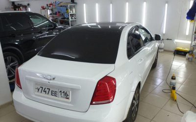 Chevrolet Lacetti — демонтаж виниловой пленки с крыши и оклейка крыши качественной пленкой Oracal 970