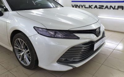 Бронирование фар автомобиля Toyota Camry космической пленкой с эффектом затемнения Stek