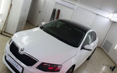 Skoda Octavia — оклейка крыши качественной пленкой с минимальной шагренью Oracal 551