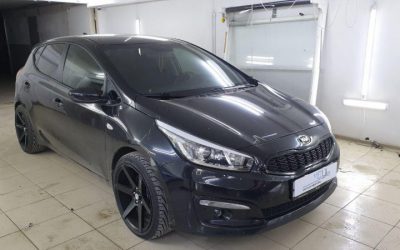 Kia Ceed — тонировка лобового пленкой Carbon 30%, боковых стекол пленкой Shadow Guard 65%