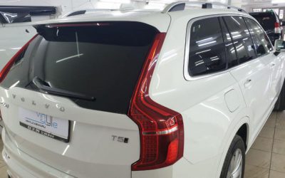 Volvo XC90 — бронирование фар и зон под ручками полиуретаном Hexis Bodyfence, тонировка задних стекол пленкой Llumar 95%, боковых пленкой карбон 30%