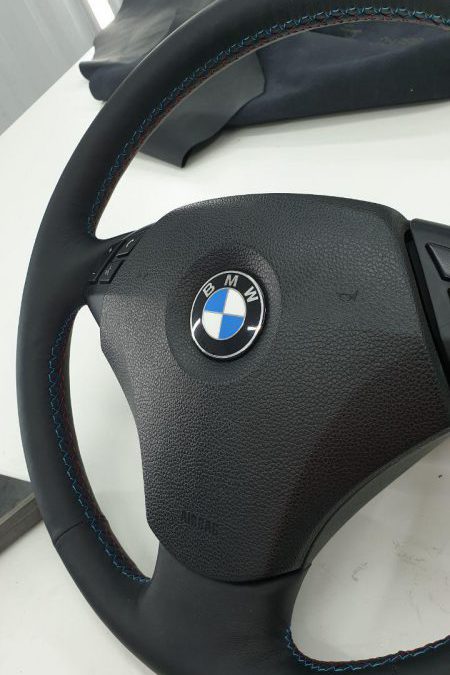 Перетяжка руля чёрной натуральной кожей Nappa с М-строчкой для BMW 525i