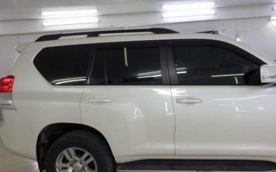 Land Cruiser Prado — затонировали передние боковые стекла пленкой Ultra Vision 85% затемнения, полоска на лобовом 95%