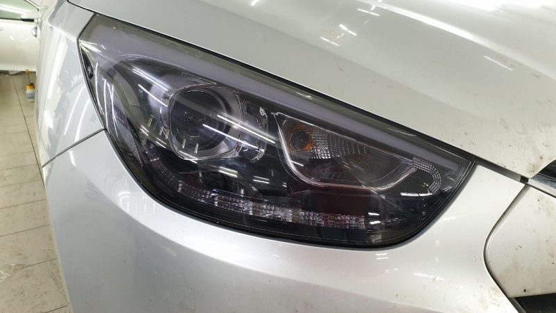 Hyundai IX35 — замена штатных ламп на ксенон, бронирование фар полиуретановой пленкой с эффектом затемнения Stek
