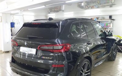 BMW M X50D — бронирование кузова полиуретановой пленкой Hogomaku и защита салона кварцевым составом