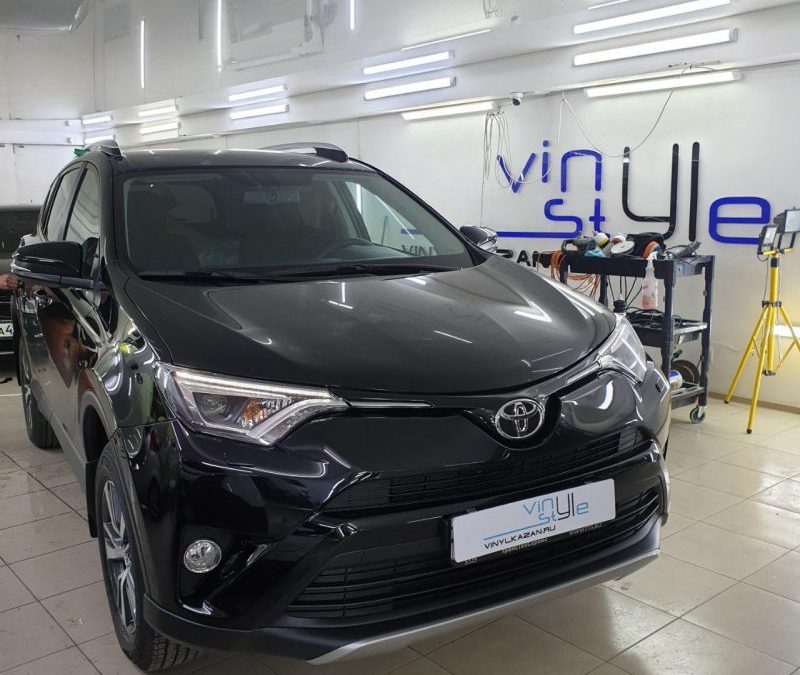 Toyota Rav 4 — бронирование ПВХ пленкой под ручками и тонировка задней полусферы