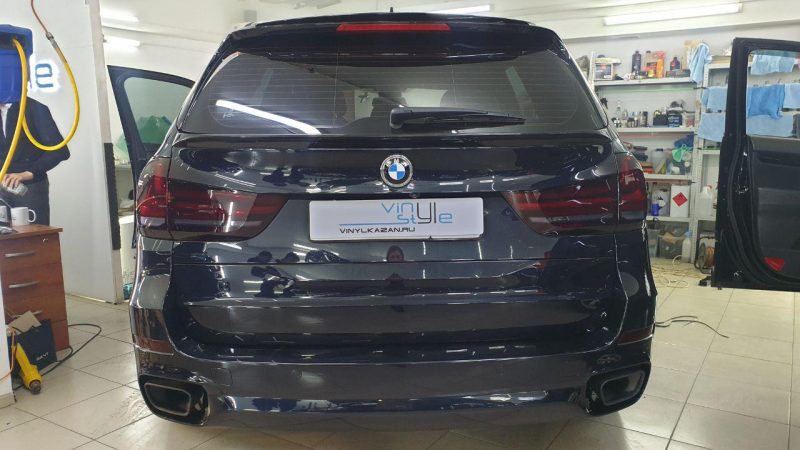 BMW X5 — установка двойного остекления, бронирование задних фар полиуретановой пленкой