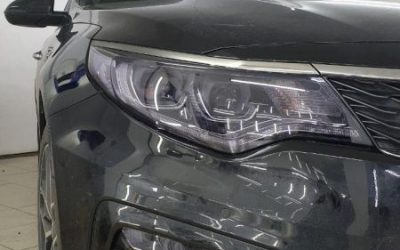 Затемнение оптики и значка полиуретановой плёнкой Stek — Kia Optima