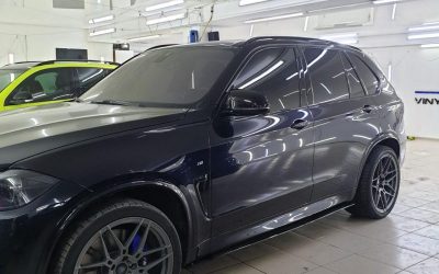 BMW X5 — затонировали по кругу без лобового премиальной плёнкой SunTek 95% затемнения