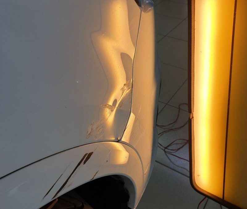 Audi Q7 — ремонт вмятины на алюминиевом крыле с трещиной