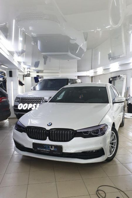 BMW 520D — антихром ноздрей и боковых накладок, затонирована оптика