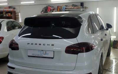 Porsche Cayenne — оклейка крыши черным глянцем, тонировка оптики, оклейка спойлера, тонировка стекол пленкой UltraVision