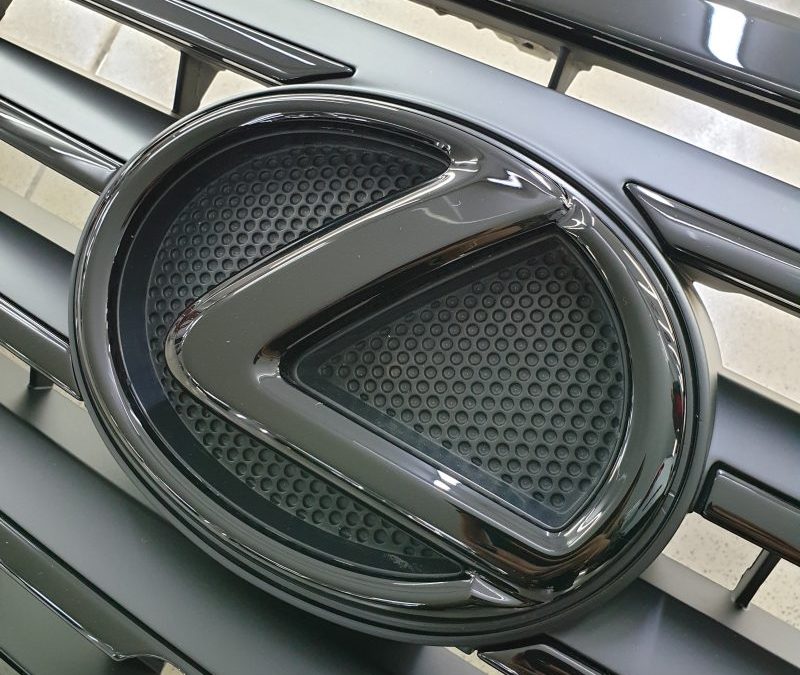 Покраска решётки радиатора и значка от Lexus LX570