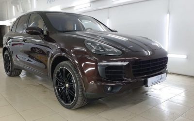 Porsche Cayenne — комплексная полировка и нанесение керамики, бронирование полиуретановой пленкой, покраска шильдиков, тонировка