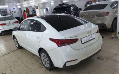 Hyundai Solaris  — оклейка крыши чёрной глянцевой плёнкой