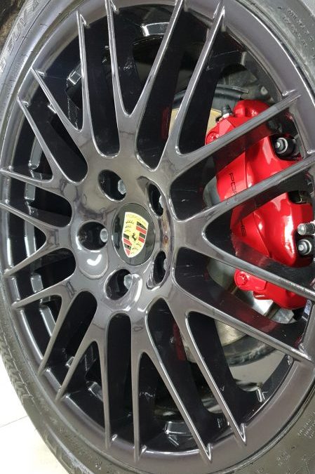 Porsche Cayenne — покраска решетки радиатора, интеркулеров, вставок на зеркалах и дисков с суппортами.