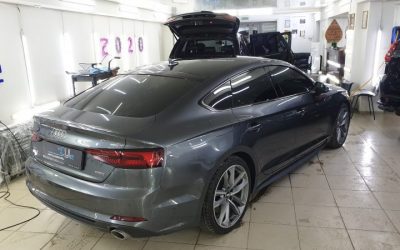 Audi A5 — оклейка крыши черной глянцевой пленкой, бронирование оптики и под ручками, тонировка пленками Llumar и UltraVision