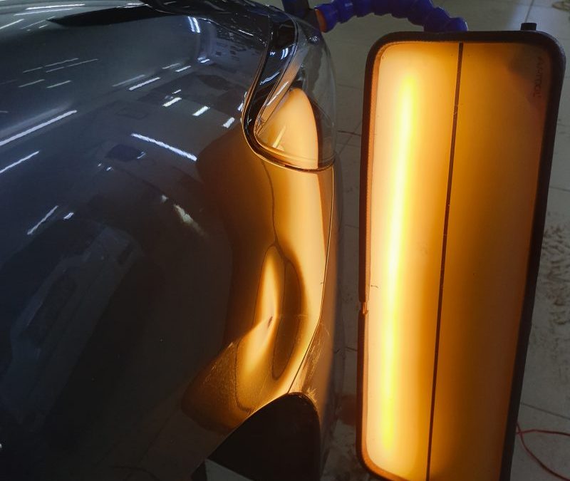 Выпрямление вмятины без покраски на переднем крыле автомобиля Mazda 6