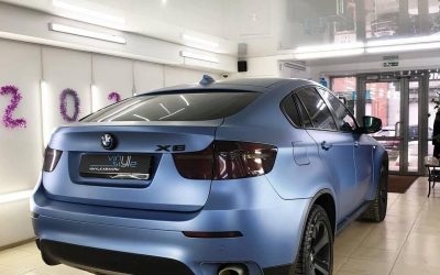 BMW X6 — ремонт многочисленных вмятин и локальная оклейка синей матовой плёнкой