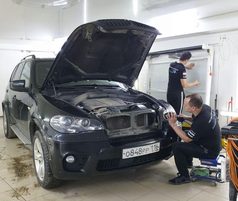 BMW X5 — полировка фар автомобиля и бронирование полиуретановой пленкой