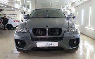 BMW X6 — оклейка пленкой графитовый сатин с лёгким стайлингом в виде чёрной крыши и локальный антихром