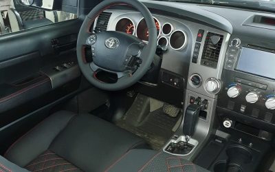 Toyota Tundra — перетяжка всего салона автомобиля, покраска деталей интерьера, шумоизоляция, замена ремней безопасности, химчистка пола