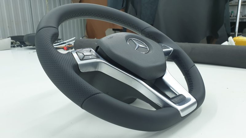 Mercedes E200 — перетяжка руля автомобиля, ремонт боковой поддержки сиденья
