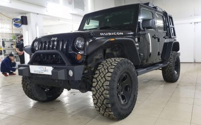 Jeep Wrangler подготовленный под off-road — установка защитных магнитных полотен на двери и оригинальных наклеек