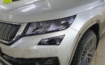 Skoda Kodiaq — бронирование фар тонирующим полиуретаном, антихром, покраска значка