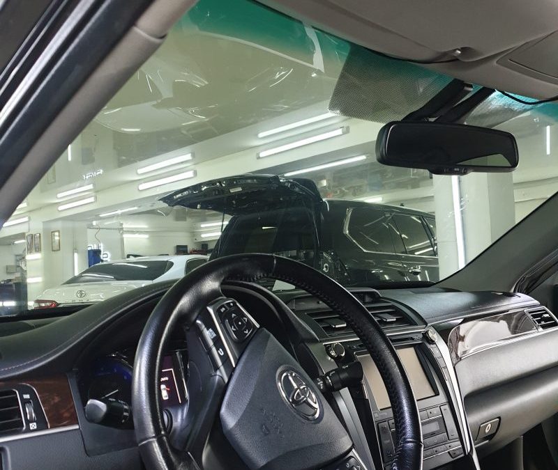 Toyota Camry — тонировка боковых стекол пленкой Llumar 95%, тонировка лобового стекла пленкой Llumar 85%