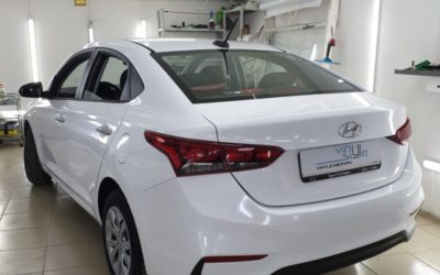 Оклейка Hyundai Solaris в белую глянцевую плёнку для дальнейшей работы в Taxi