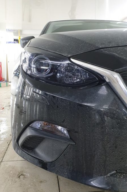 Mazda 3- тонировка фар автомобиля пленкой Solarnex, тонировка боковых пленкой Carbon
