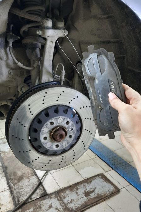 Замена тормозных колодок в круг и трёхфазная мойка — Audi RS5