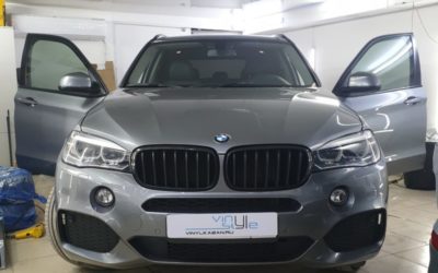 BMW X5 — затонировали плёнкой Llumar 50% затемнения передние боковые стёкла