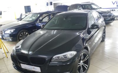 BMW 520 — полировка кузова, покраска бамперов и нижних порогов в черный глянец, частичный антихром, тонировка и детейлинг салона