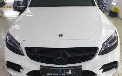 Mercedes C200 — бронирование кузова полиуретановой пленкой, тонировка фар пленкой Stek, покраска решетки радиатора, оклейка хромированных элементов, крыши и зеркал