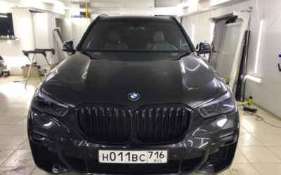 BMW X5 в кузове G05 — бронирование кузова полиуретановой пленкой, бронирование фар пленкой Stek, антихром, тонировка и удаление шильдиков