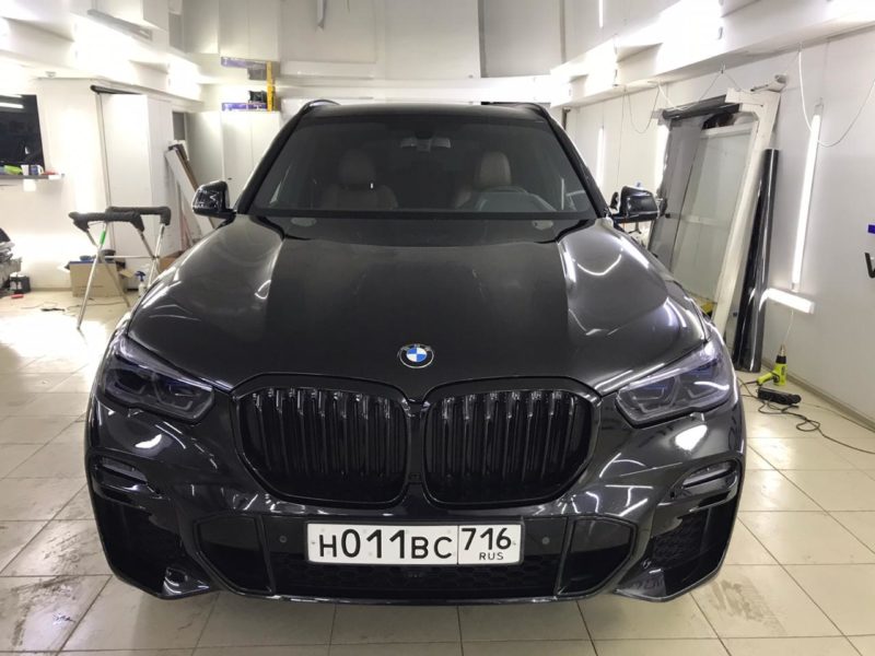 BMW X5 в кузове G05 — бронирование кузова полиуретановой пленкой, бронирование фар пленкой Stek, антихром, тонировка и удаление шильдиков